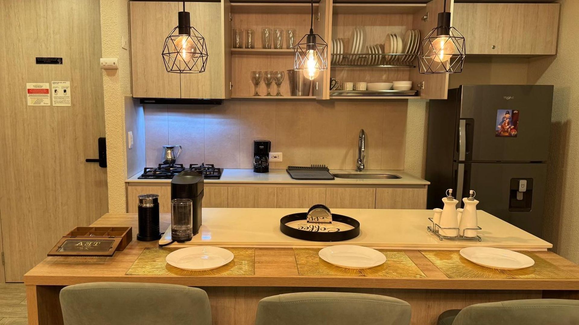Dominique Luxury - 1 Bedroom - Private Jacuzzi - 13th Floor Apartment *