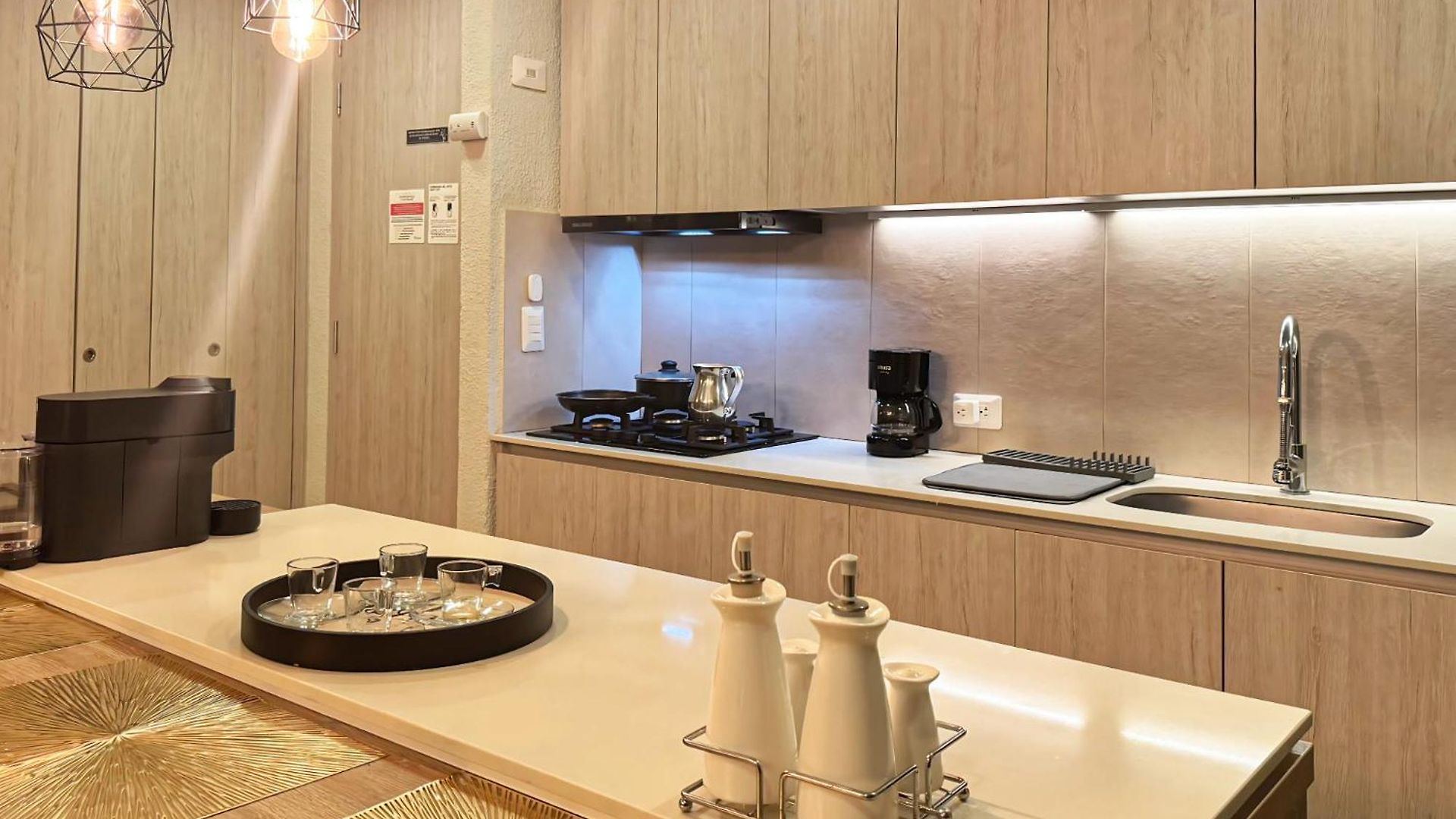 Dominique Luxury - 1 Bedroom - Private Jacuzzi - 13th Floor Apartment
